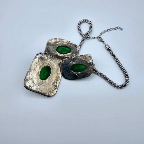 Statement Necklace Unique Green Gem Hammered Silvertone Metal 18" - Picture 6 of 7